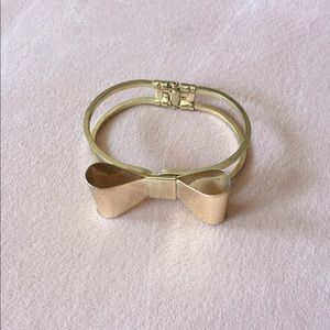 Gold bow bracelet